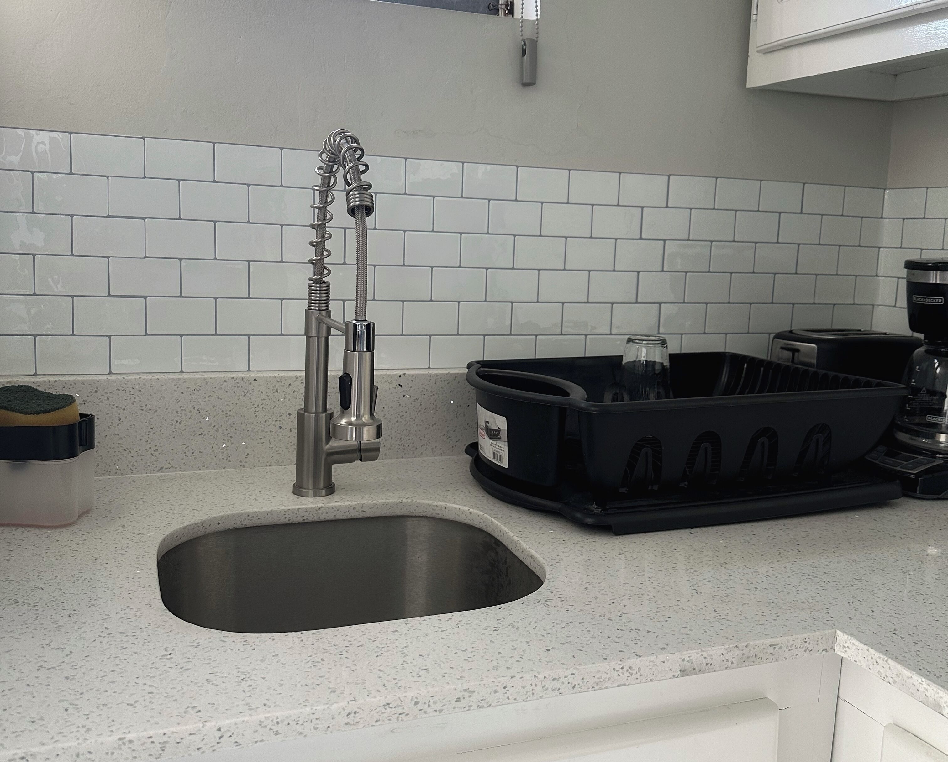 Réfrigérateur, micro-ondes, plaque de cuisson, cafetière/bouilloire