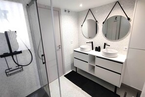 Sèche-cheveux, serviettes fournies