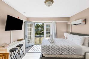 1 bedroom, iron/ironing board, WiFi, bed sheets - ☀️Sunset Corner - Beach View Suite | Heated Pool • Across from Beach ➠ 16333 Gulf Blvd 215 (Redington Beach)