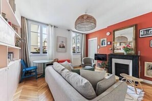 TV - Cosy apartment in the heart of the Marais (Paris)