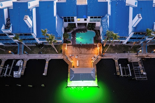 108 1st Floor ! Waterfront !  Pool ! Hot ! Tub  