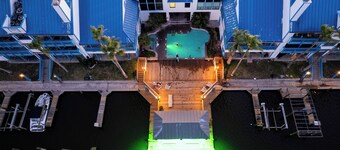 108 1st Floor ! Waterfront !  Pool ! Hot ! Tub  
