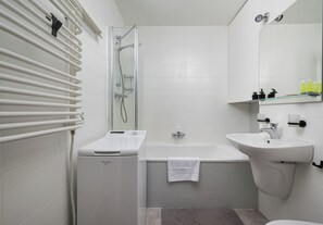 Articles de toilette gratuits, sèche-cheveux, serviettes fournies, savon