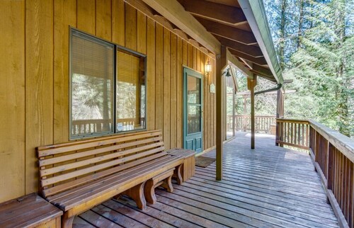 Experience Moonshadow - Fresh & fun chalet on Mt. Hood. 10 minutes to Ski Bowl!