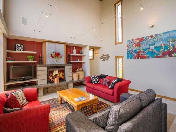 TV, fireplace