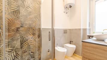 Dusche, Haartrockner, Bidet, Handtücher