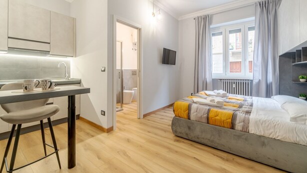 Room - Comfortable studio apartment that can comfortably accommodate up to 2 people. The accommodation is located in the quiet Parella district, a very green and well-served area: the MM Pozzo Strada stop is just 350m away and allows you to quickly reach the ce (Torino)