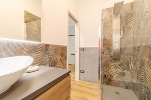 Dusj, hårføner, bidé og håndklær