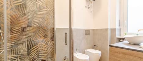 Dusche, Haartrockner, Bidet, Handtücher