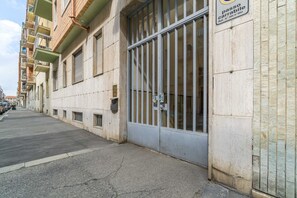 Exterior detail - Comfortable studio apartment that can comfortably accommodate up to 2 people. The accommodation is located in the quiet Parella district, a very green and well-served area: the MM Pozzo Strada stop is just 350m away and allows you to quickly reach the ce (Torino)