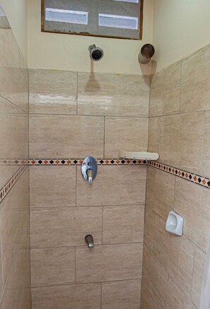 Een douche, een haardroger, handdoeken, zeep