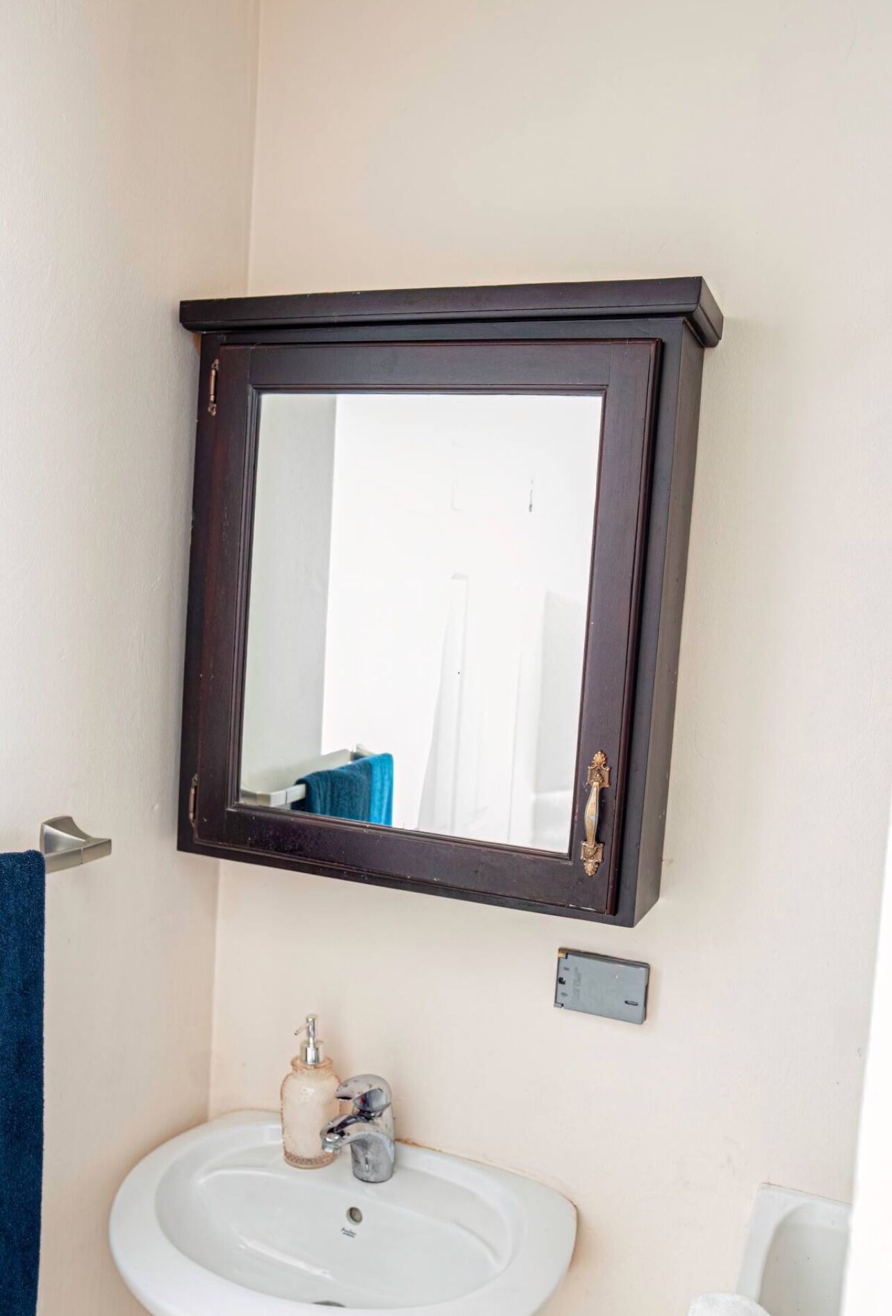 Douche, sèche-cheveux, serviettes fournies, savon