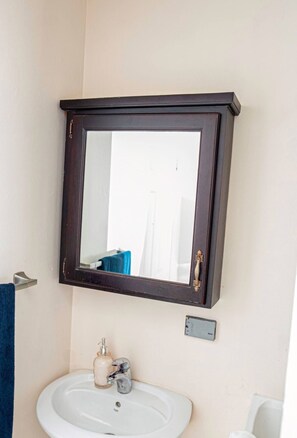 Dusj, hårføner, håndklær og såpe