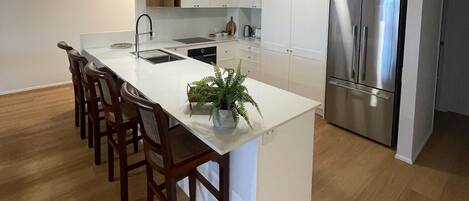 Refrigerador, microondas, horno y parrilla de estufa