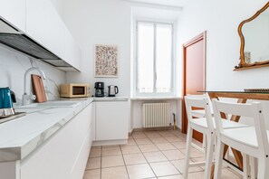 Kjøleskap, mikrobølgeovn, kokeplater og kaffetrakter/tekoker