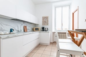 Réfrigérateur, micro-ondes, plaque de cuisson, cafetiÚre/bouilloire