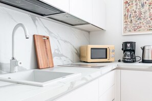 Kühlschrank, Mikrowelle, Herdplatte, Wasserkocher mit Kaffee-/Teezubehör