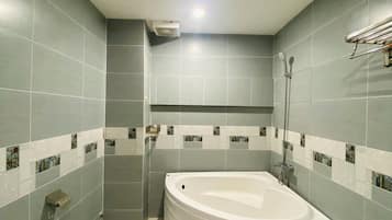 Habitación Confort con 1 cama matrimonial o 2 individuales, balcón, vista al patio | Baño | Regadera, amenidades de baño gratuitas, secadora de cabello, toallas