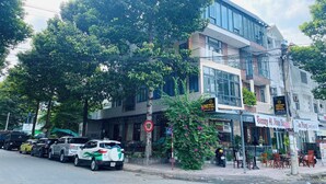 Un edificio moderno con varios pisos, grandes ventanales y un letrero que dice 'Sunny #1 Xuan Dai'.