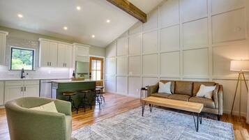 TV, fireplace, stereo
