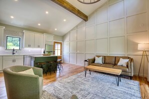 テレビ、暖炉、ステレオ