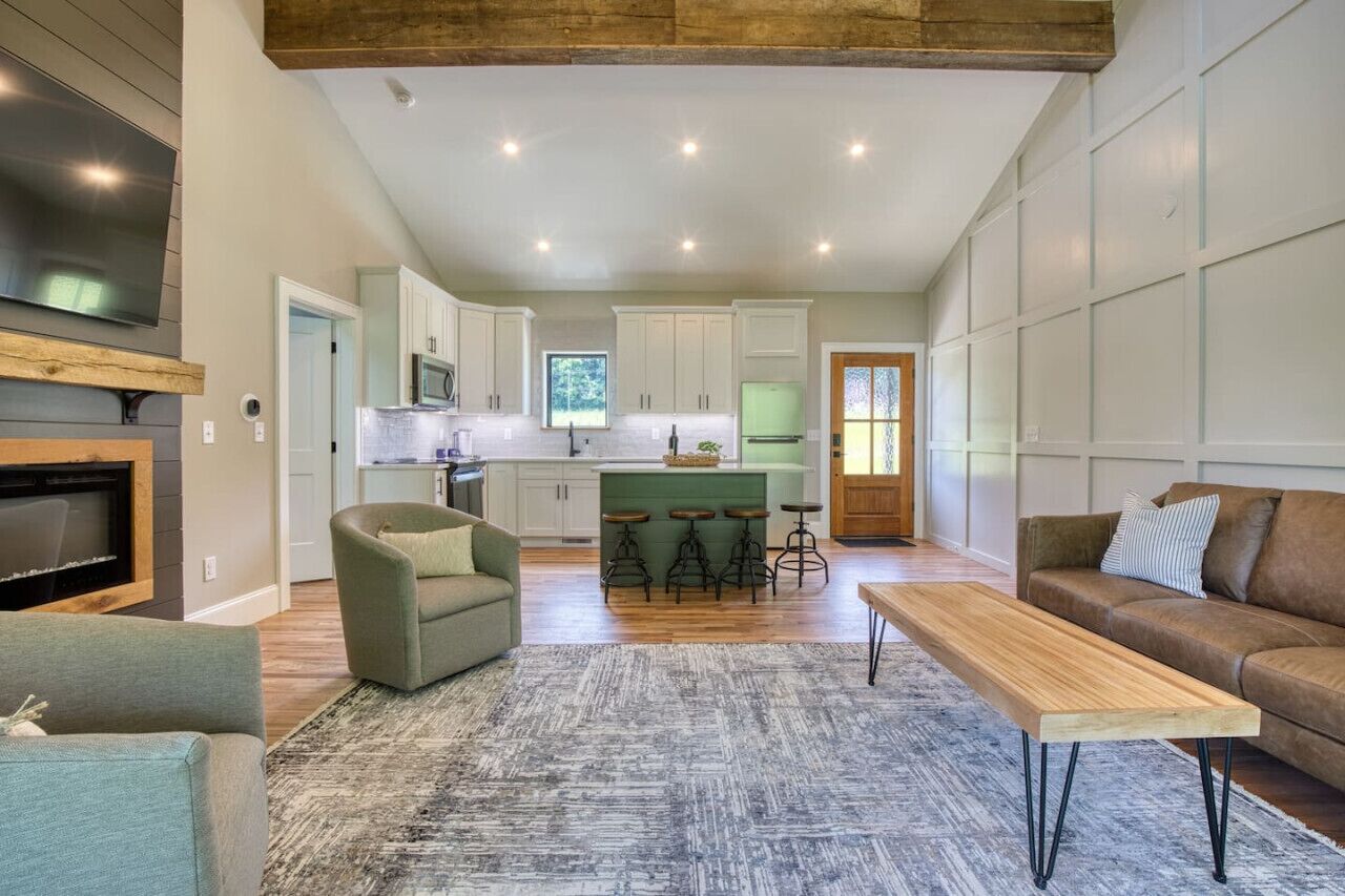 Télévision, cheminée, chaîne hi-fi