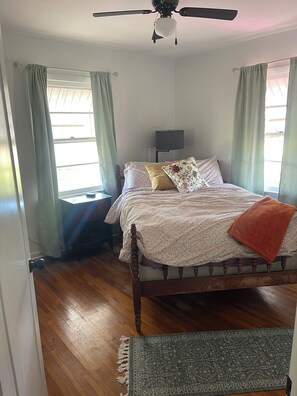 3 bedrooms, WiFi, bed sheets - Quaint costal farm cottage, on a working farm, just mere miles from beaches!  (Cape Charles)