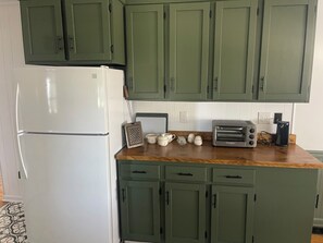 Private kitchen - Quaint costal farm cottage, on a working farm, just mere miles from beaches!  (Cape Charles)