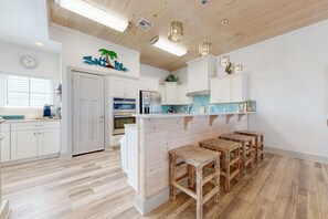 Kühlschrank, Mikrowelle, Ofen, Geschirrspüler