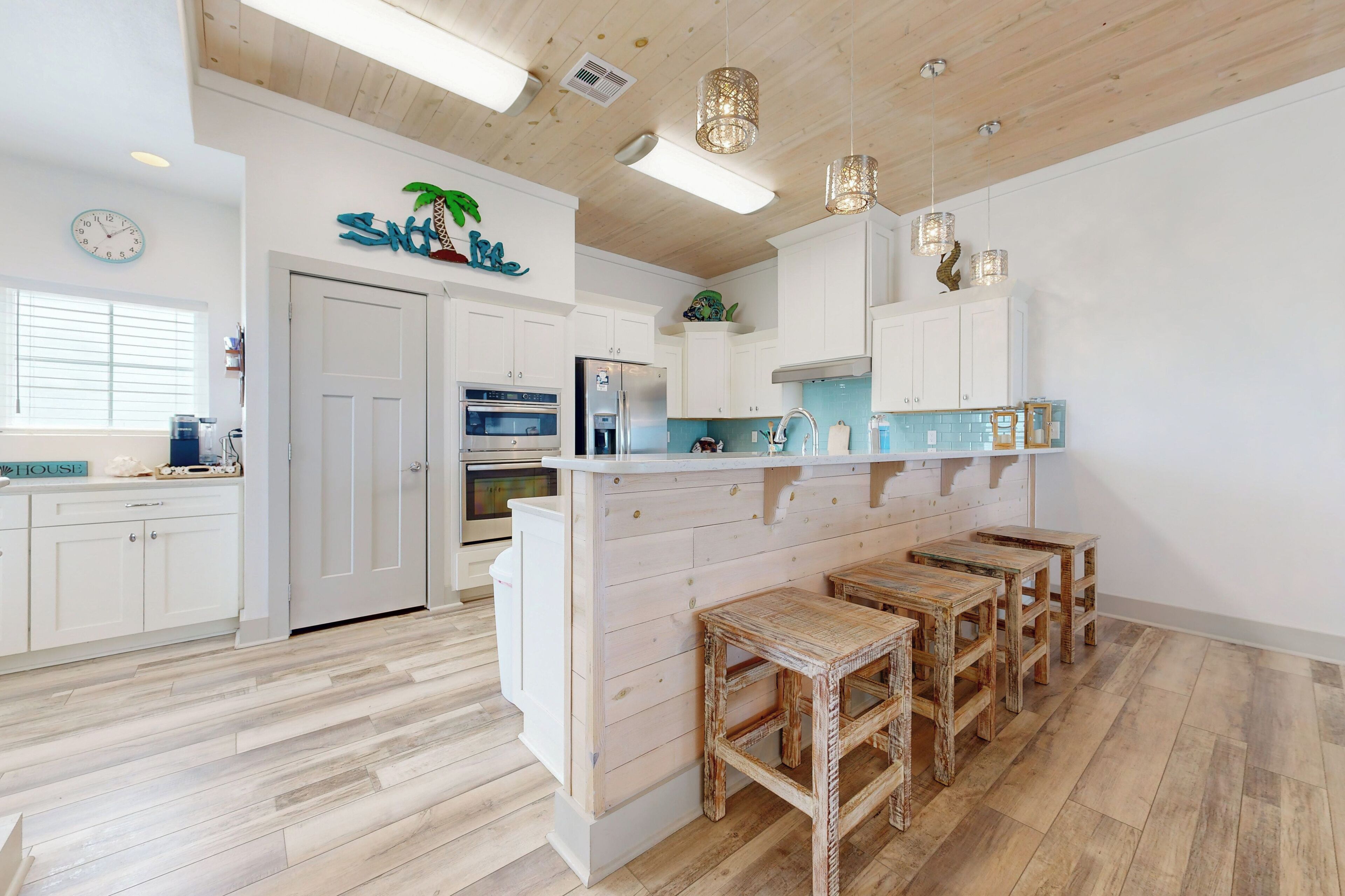 Frigorífico, microondas, horno y lavavajillas