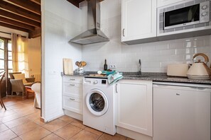 Geladeira, micro-ondas, talheres/pratos/utensílios de cozinha