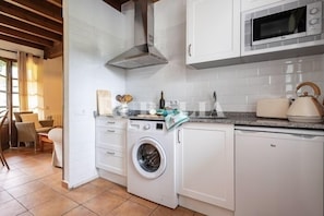 Wasserkocher mit Kaffee-/Teezubehör, Kühlschrank, Mikrowelle, Toaster