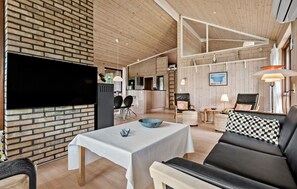 Smart TV, fireplace - 3 bedroom beautiful home in Løgstør (Løgstør)
