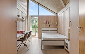 3 bedrooms, travel crib, free WiFi - 3 bedroom beautiful home in Løgstør (Løgstør)