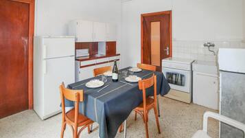 Fridge, oven, coffee/tea maker