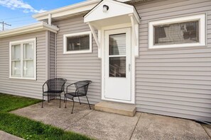 A single-story house with a front porch, a door, and two windows. - Square Haven Duplex -Walk to Pubs Cafe & Ice Cream (Washington)