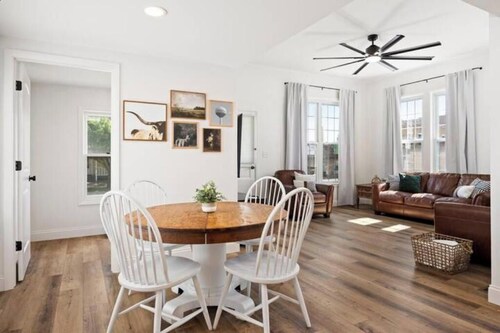 Square Haven Duplex- Walk to Pubs Cafe & Ice Cream