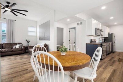 Square Haven Duplex- Walk to Pubs Cafe & Ice Cream
