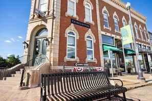 A historic building with a sign for 'FAIRECOFFEE' and 'UNDER NUP' on the ground floor.
