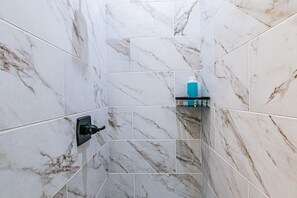 Een douche, een haardroger, handdoeken, zeep