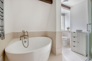 Hair dryer, towels - Tasteful Fitzrovia 1BR, nr Bars, Groceries & Restaurants, by Blueground (London)