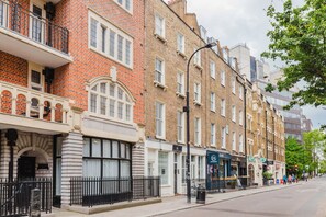 Exterior - Terrific Fitzrovia 1BR, walk to Oxford St & Dining, by Blueground (London)