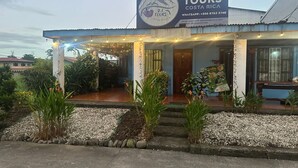 A building with a sign for 'DE TOURS Costa Rica' and a contact number. - La Casa De Detours Costa Rica (La Fortuna)