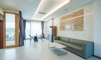 Una sala de estar moderna con un sofá, una mesa de centro y un comedor con sillas.