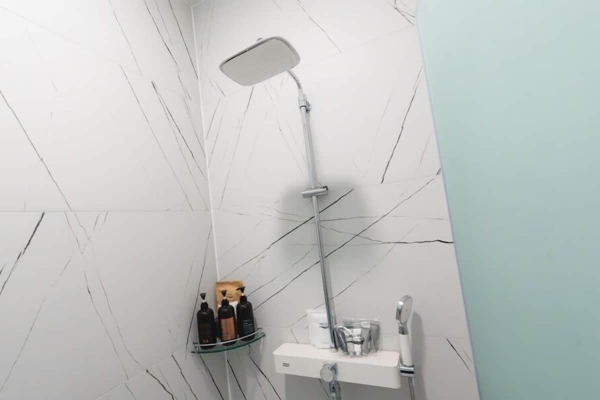 Deluxe Twin | Badezimmer | Dusche, Haartrockner, Bademäntel, Handtücher