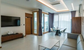 Decoración personalizada, muebles diferentes y wifi gratis 