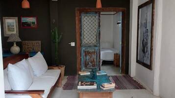 Suite familiar, vista al patio | Área de sala de estar | Smart TV de 43 pulgadas con canales por cable