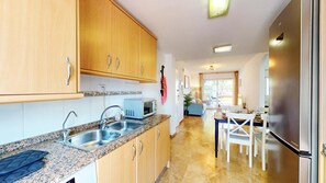 Fridge, microwave, oven, stovetop - Apartment in Cascada de Las Marinas, 300m from the beach (Dénia)