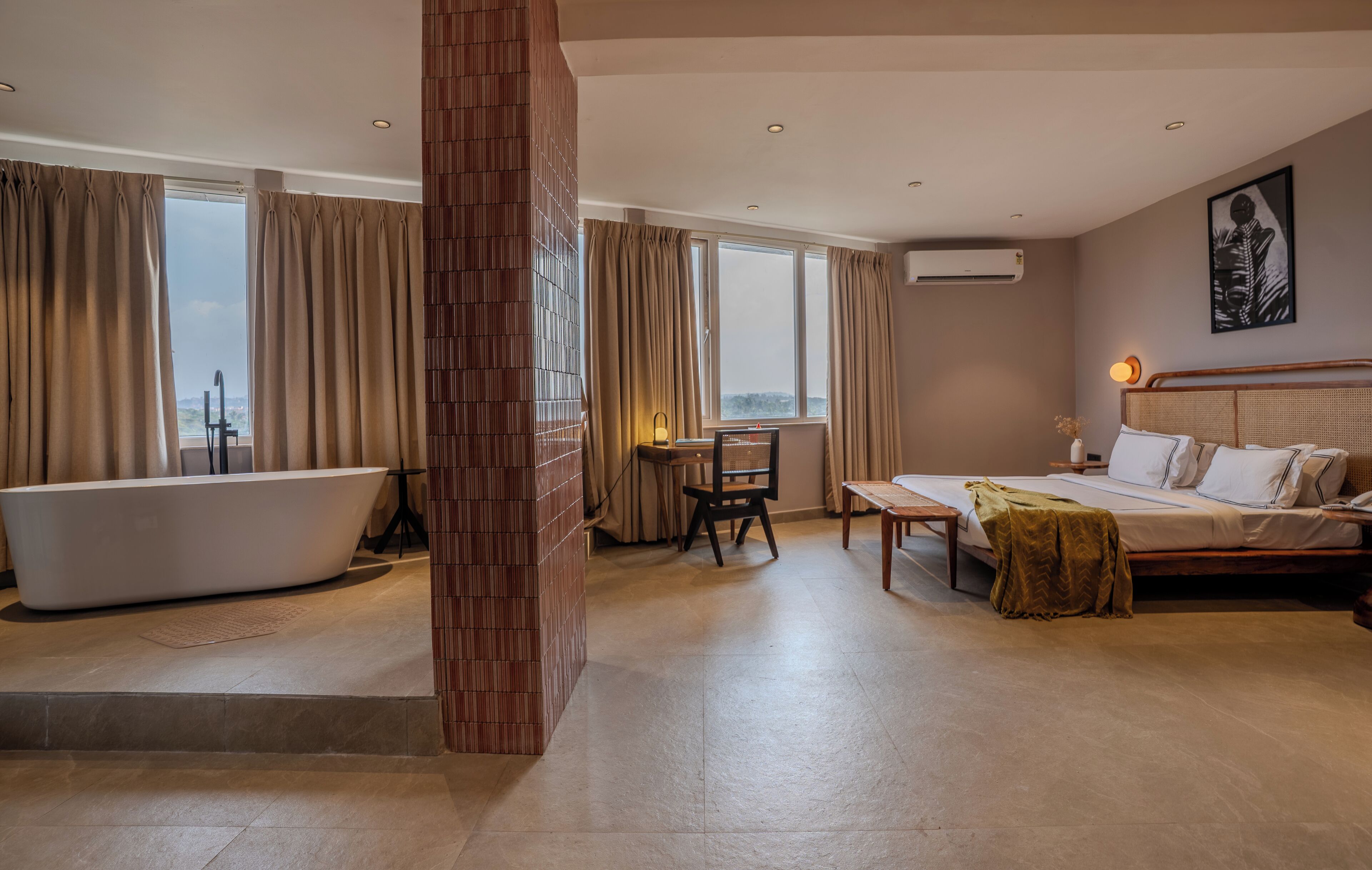 Caja de seguridad en la habitación y escritorio 