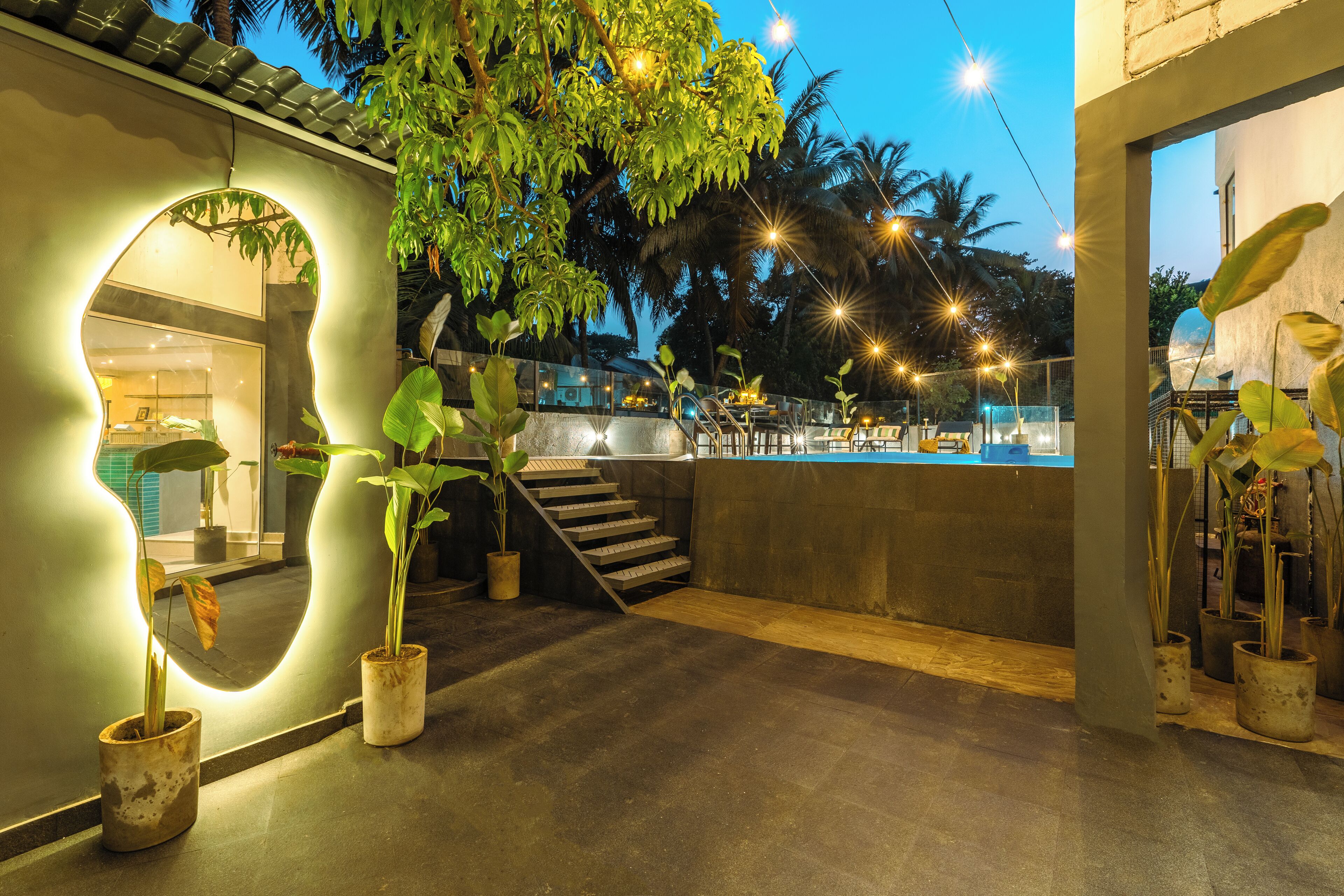 Una piscina al aire libre